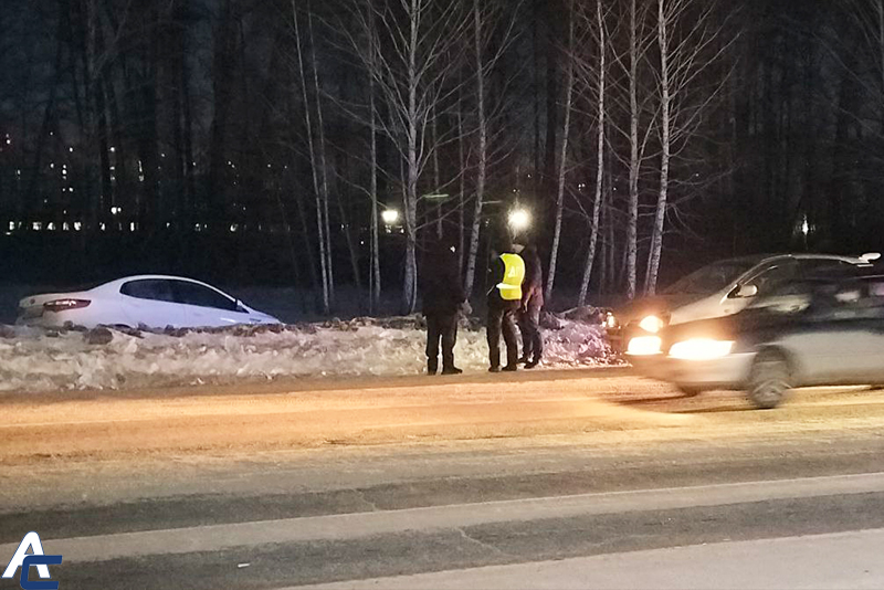 Легковушка улетела в кювет после аварии на Толмачёвском шоссе в Новосибирском районе