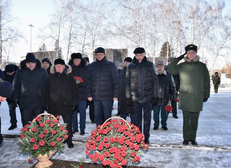 Возложил цветы и почтил память воинов-интернационалистов губернатор Андрей Травников