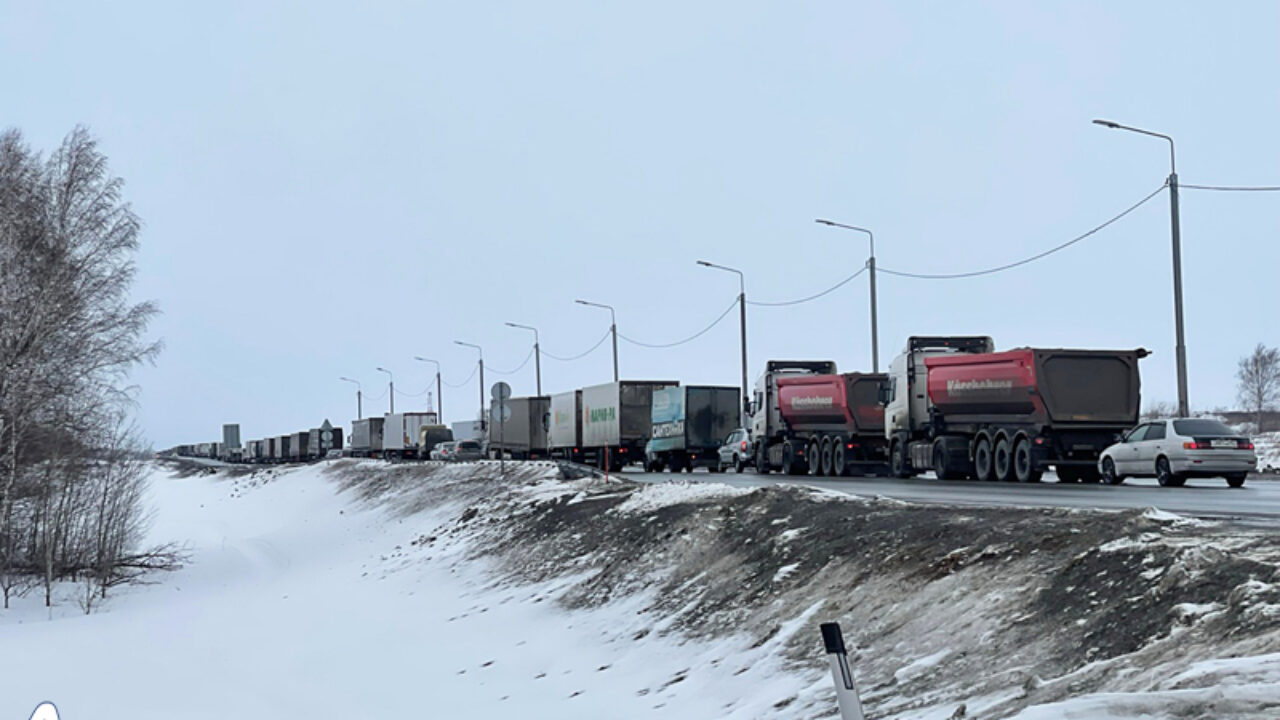 Многокилометровая пробка из фур образовалась на трассе под Новосибирском  днём 9 февраля - Аэро-Сити