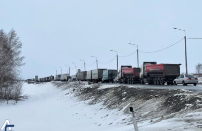 Многокилометровая пробка из фур образовалась на трассе под Новосибирском днём 9 февраля