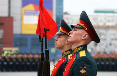 Губернатор Андрей Травников поздравил бойцов с Днём защитника Отечества