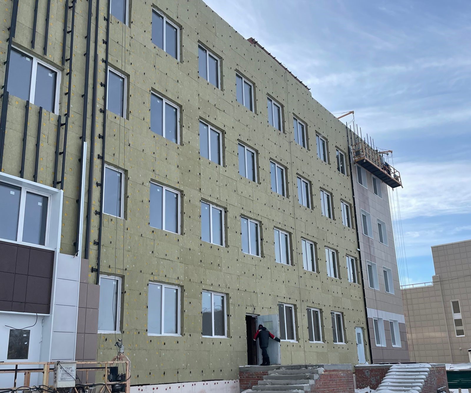 Стройку новой поликлиники в Оби под Новосибирском проверил министр строительства