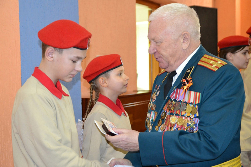 Более 60 школьников из Оби под Новосибирском вступили в ряды Юнармии