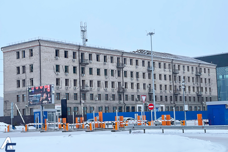 Здание бывшей гостиницы сносят рядом с аэропортом Толмачёво