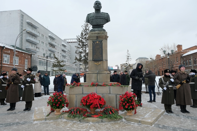 Андрей Травников возложил цветы к бюсту Покрышкина в честь 111-летия со дня рождения лётчика