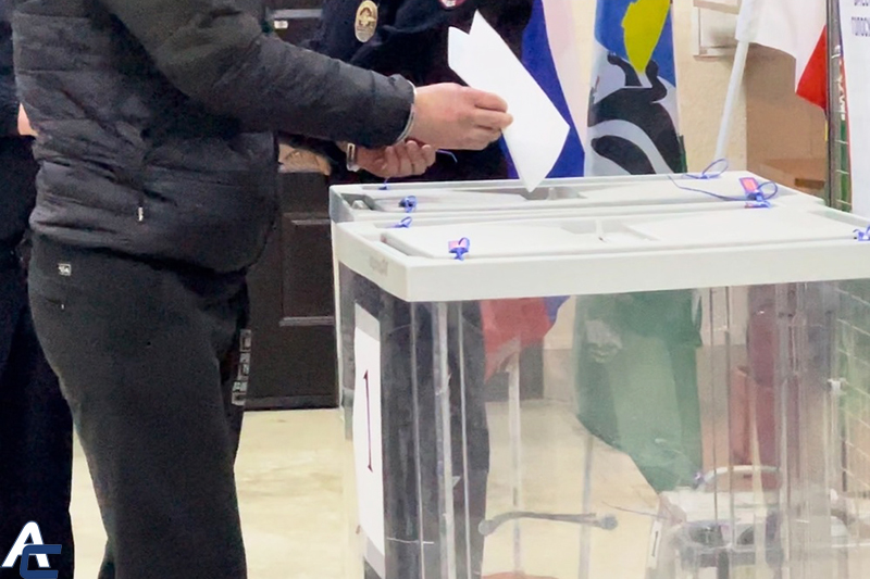 Избиратель в наручниках проголосовал на выборах президента в Оби под Новосибирском
