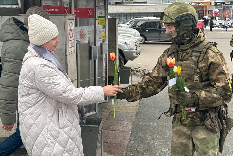Курсанты в балаклавах и камуфляже раздали жительницам Новосибирска тюльпаны 8 Марта