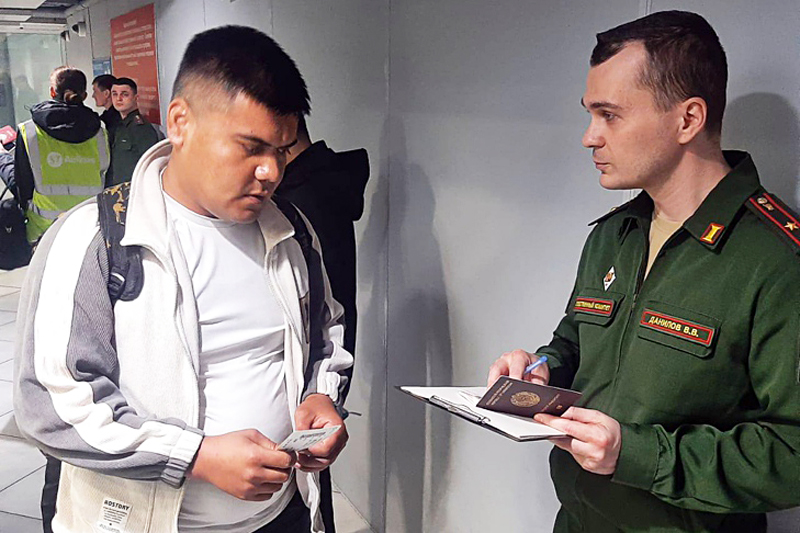 Массовые проверки мигрантов проходят в новосибирском аэропорту Толмачёво