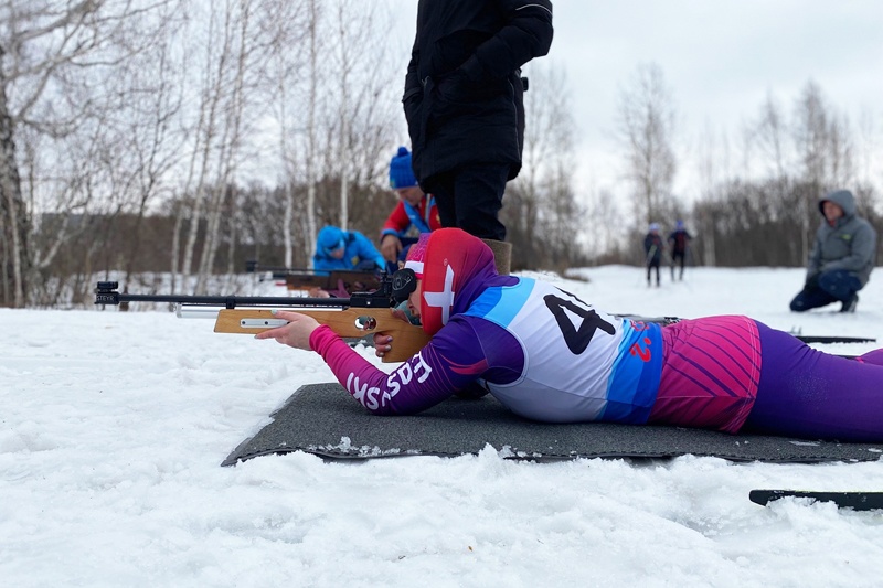 Лыжными гонками и биатлоном завершили спортивный зимний сезон в Оби под Новосибирском