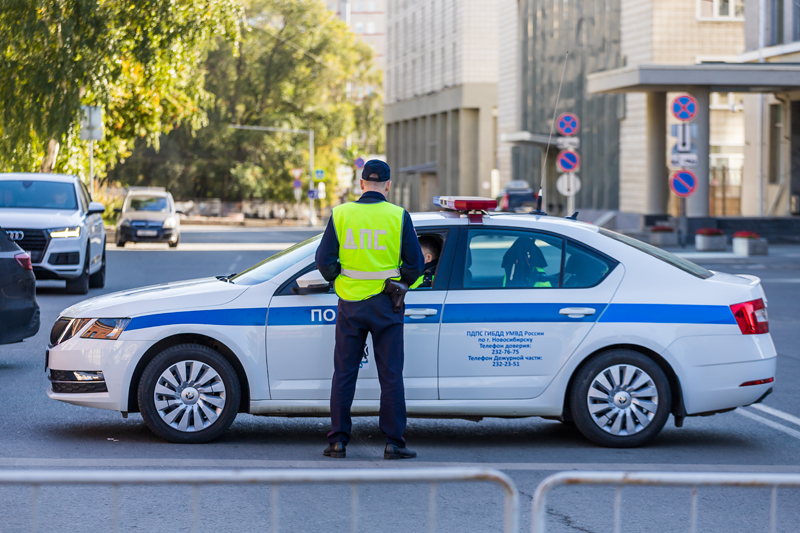 Пенсионер попал под колёса иномарки в центре Оби под Новосибирском