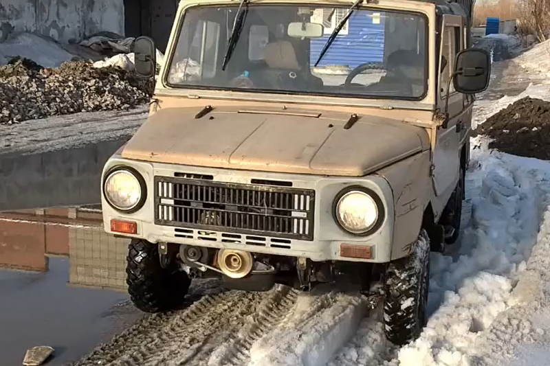 Новосибирцы отправили в зону СВО советский автомобиль ЛуАЗ-969