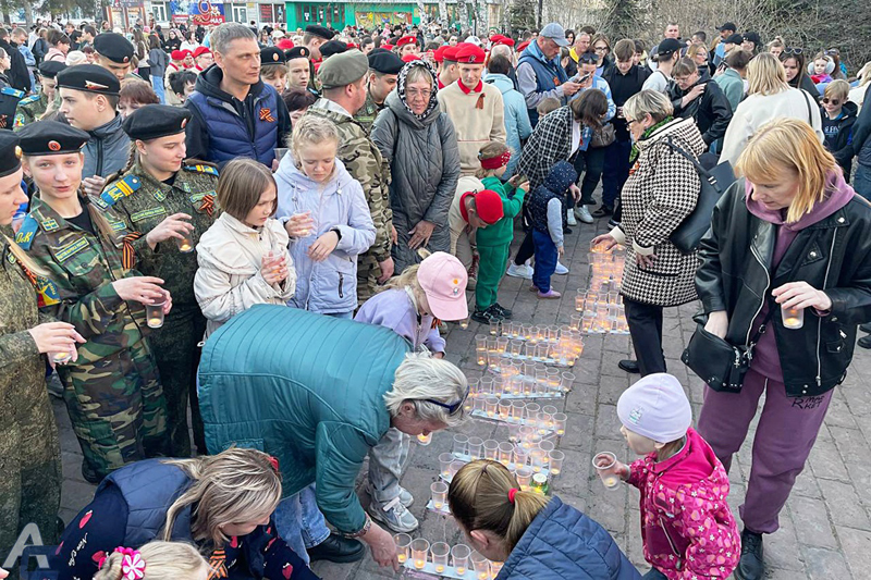 Сотни свечей в память о погибших в годы ВОВ зажгли в Оби под Новосибирском