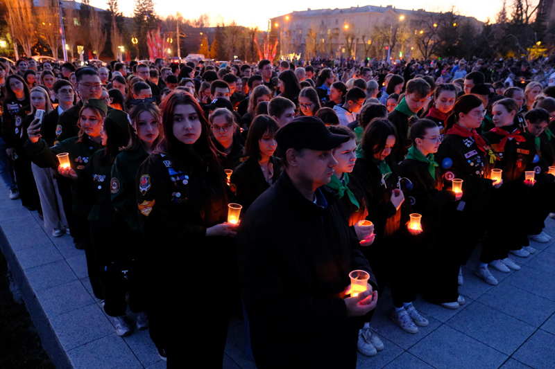 Тысячи жителей Новосибирска приняли участие в акции "Свеча памяти"