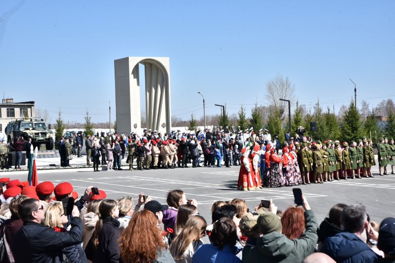 Мемориал памяти павших в ходе проведения СВО открыл губернатор Травников под Новосибирском