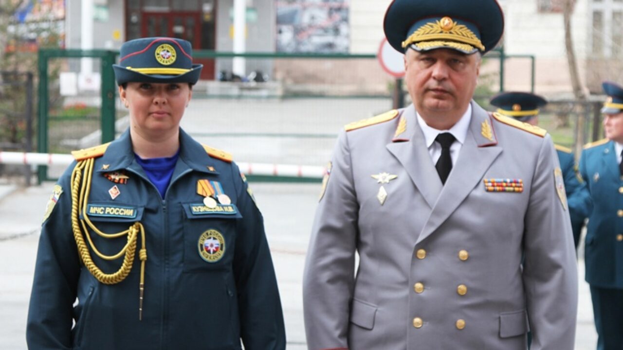 В военном параде в Новосибирске впервые примет участие женский расчёт МЧС -  Аэро-Сити