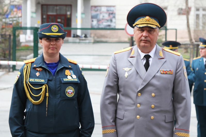 В военном параде в Новосибирске впервые примет участие женский расчёт МЧС
