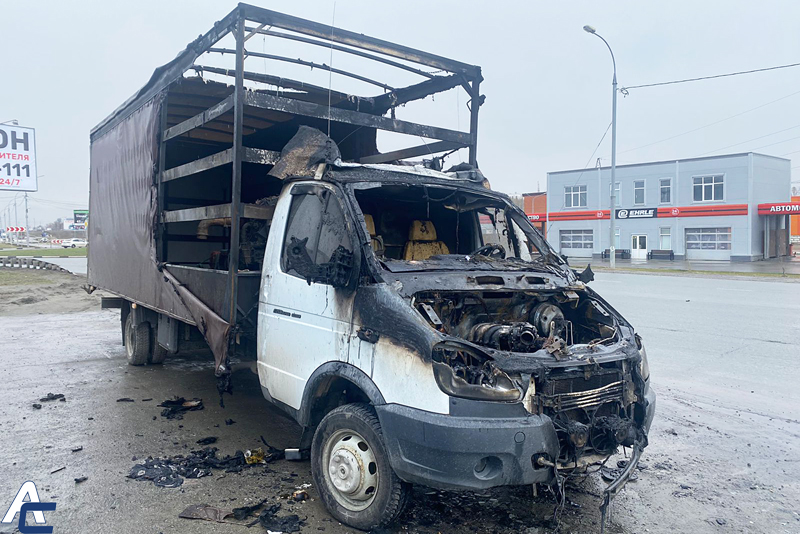 Грузовая ГАЗель сгорела на трассе под Новосибирском