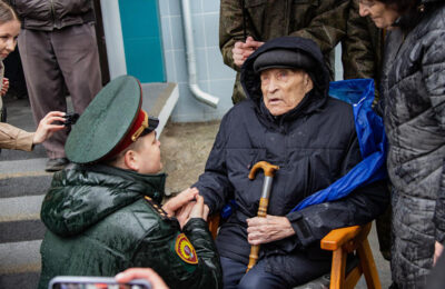 Военный парад у домов ветеранов провели курсанты Новосибирского военного института