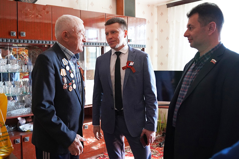 Поздравления с наступающим Днём Победы принимал дома ветеран ВОВ из Оби Николай Филюшов