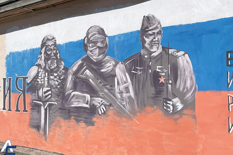 Мурал с изображением защитников Отечества нарисовали на здании в Оби под Новосибирском