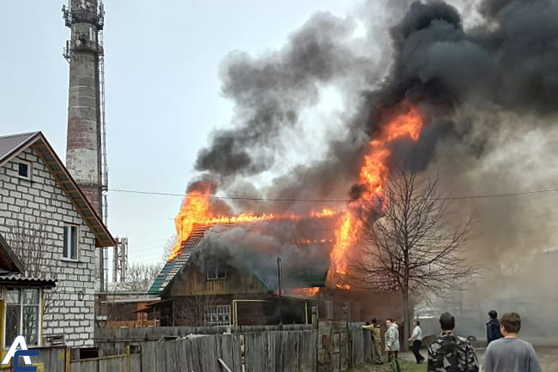 Пожар уничтожил жилой дом, баню и гараж в Оби под Новосибирском