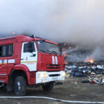 В Новосибирске уже несколько часов горит крупный мусорный полигон