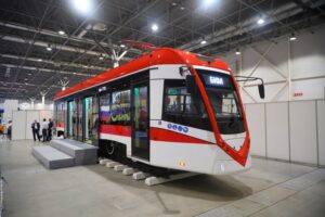 Длинные трамваи показали на Транспортном форуме-2024 в Экспоцентре рядом с Обью