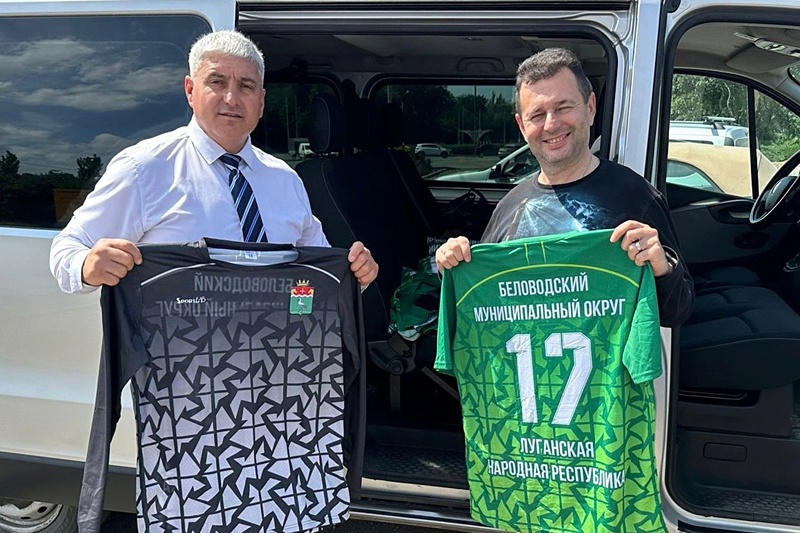 Футболисты из Беловодска будут играть в новой экипировке — её передали из города Обь