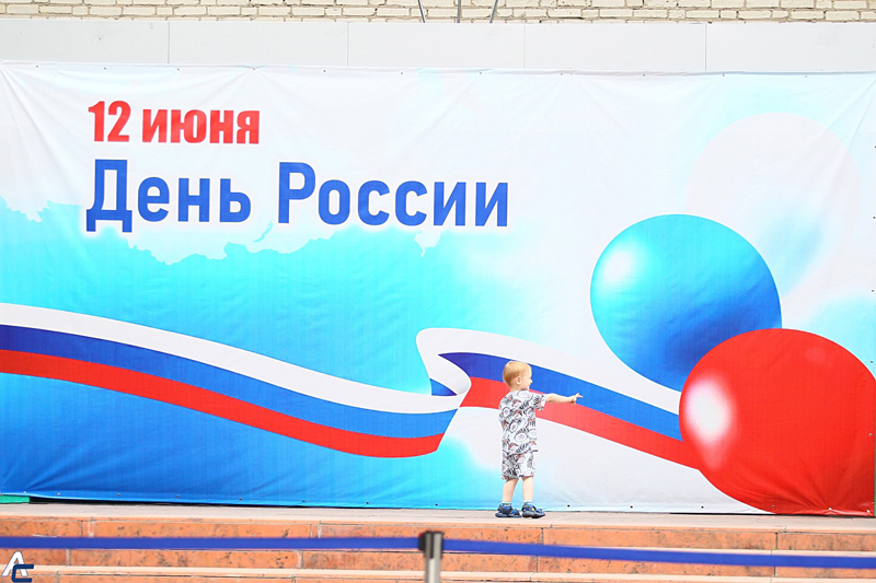С Днём России поздравили новосибирцев первые лица региона