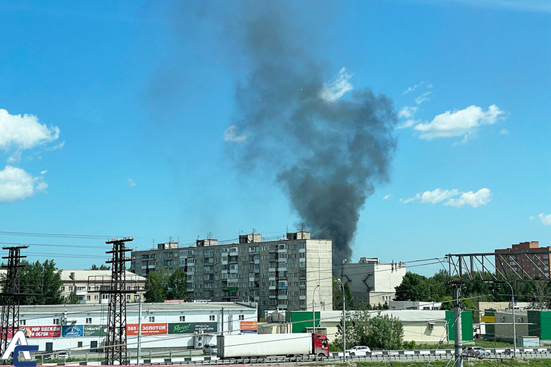 Несколько человек пострадали в крупном пожаре в промзоне под Новосибирском