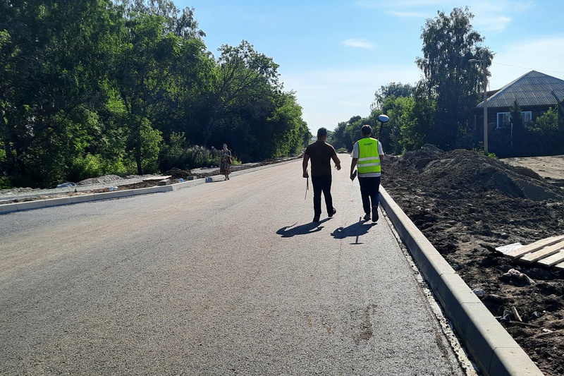 Первый асфальт уложили дорожники на улице Строительной в городе Обь