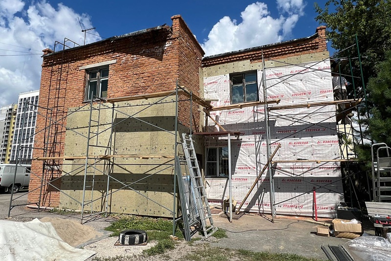 Здание МКУ «Городское хозяйство» приводят в порядок в Оби под Новосибирском