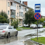 Установку новых дорожных знаков в городе Обь объяснили коммунальщики