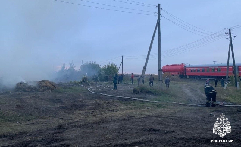 Пожарный поезд потушил более 100 горящих тюков сена в Новосибирской области