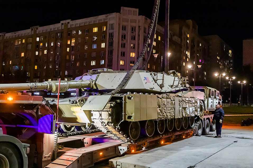 Подбитую военную технику НАТО выставили на обозрение в центре Новосибирска