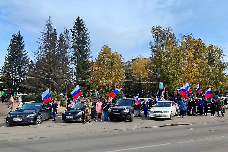 Колонна автомобилей с российскими флагами проехала по центральным улицам города Обь