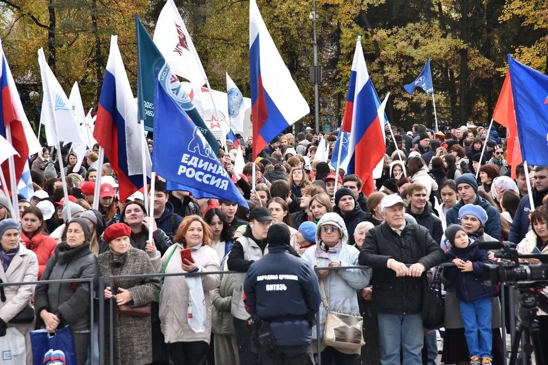 Новосибирцы вместе со всей страной отметили годовщину воссоединения России с ДНР, ЛНР, Запорожской и Херсонской областями митингом-концертом