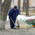 Дворники – на первом месте в списке дефицитных профессий Новосибирска