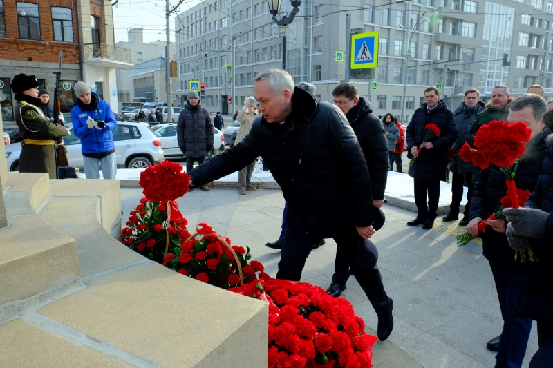 Цветы к бюсту Александра Покрышкина возложил губернатор Андрей Травников