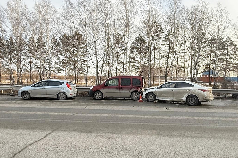 Водитель пострадал в массовом ДТП рядом с аэропортом Толмачёво под Новосибирском