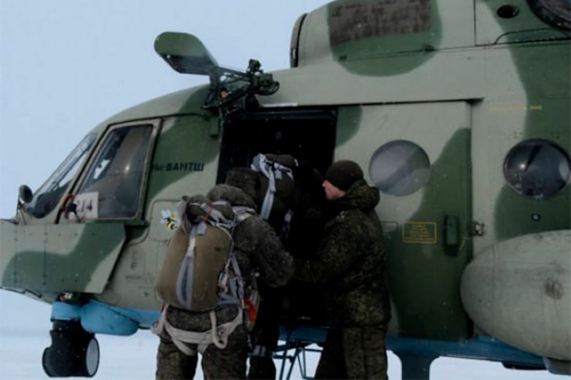 Более 100 военных совершили прыжки с парашютом на аэродроме под Новосибирском