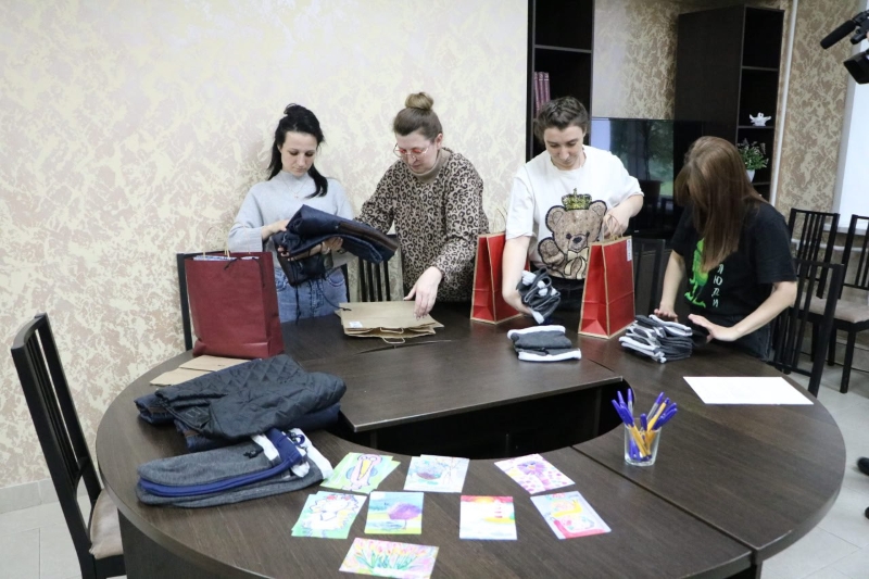 Более 100 специальных чехлов передано бойцам СВО благодаря проекту «Теплые руки»