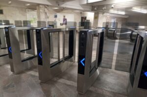 Первые современные турникеты с биометрией запустили в Новосибирском метро