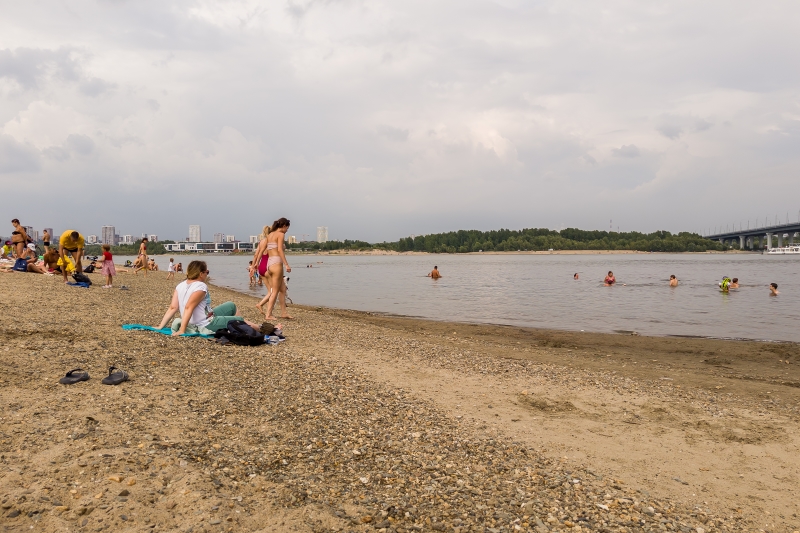 Загорать без погружения в воду разрешили жителям на пляжах Новосибирска