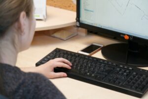 Мошенники вновь представляются губернатором Травниковым в интернете