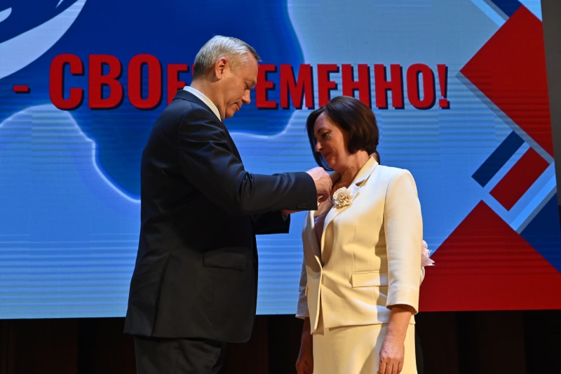 Социальные работники Новосибирской области удостоены благодарности губернатора