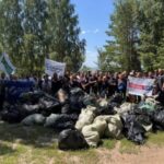 Сотни мешков мусора собрали на берегу Караканского бора в Новосибирской области