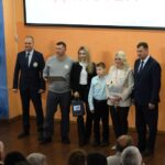 Медалью «Достойная семья» наградили в Оби жителей восьми районов региона