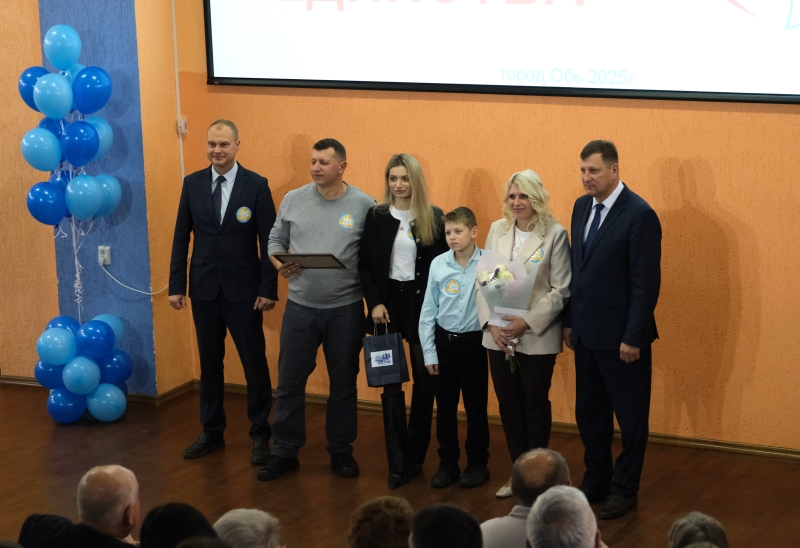 Медалью «Достойная семья» наградили в Оби жителей восьми районов региона