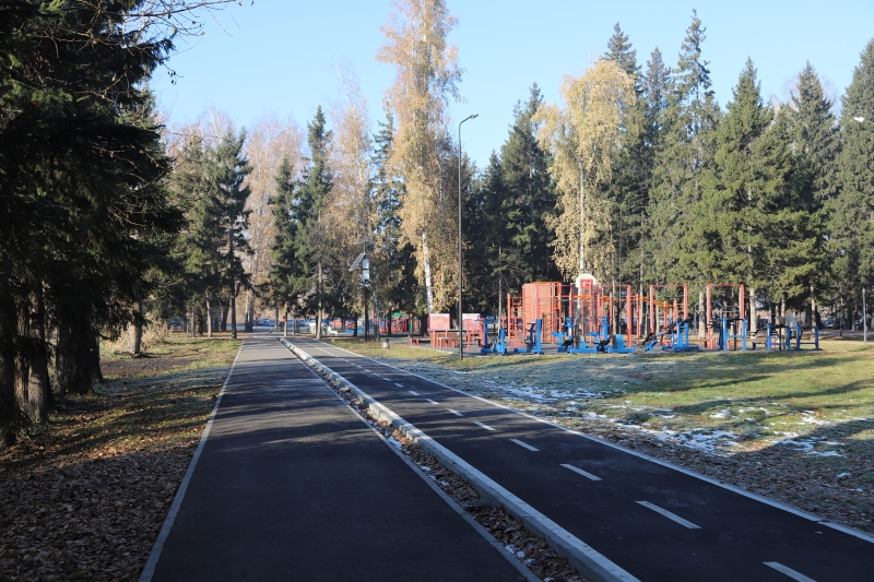Благоустройство «Тропы здоровья» в городе Обь проверили депутаты Заксобрания